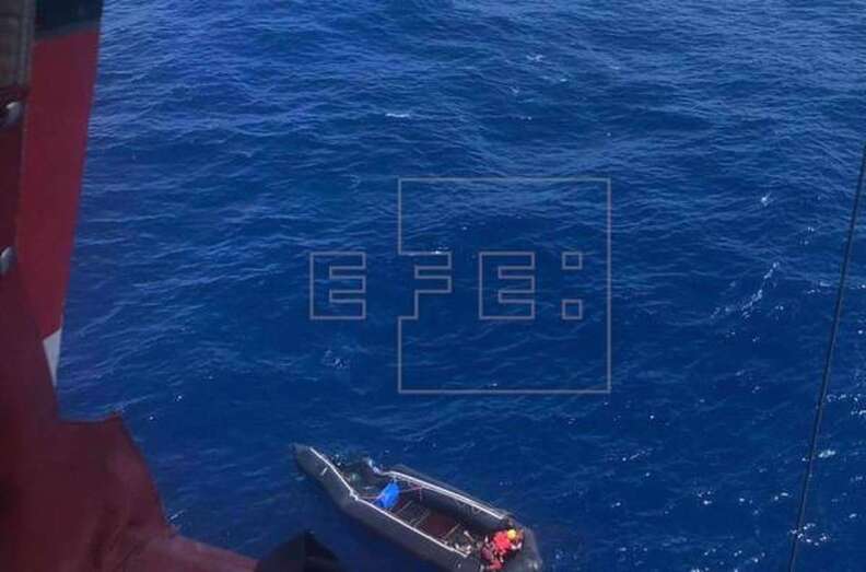 Imagen de la neumática durante el rescate, facilitada por Salvamento Marítimo / EFE